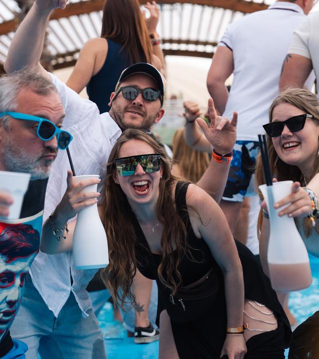 Alt und Jung feiernd auf Poolparty in Novalja.