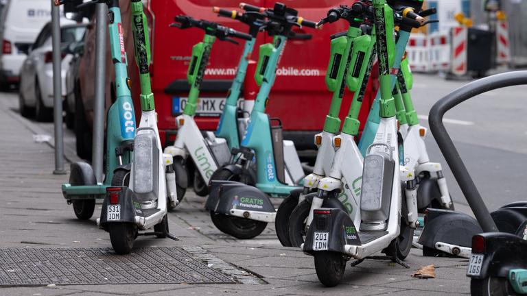 26.02.2026, Hessen, Frankfurt/Main: Abgestellte E-Scooter in der Innenstadt von Frankfurt. 