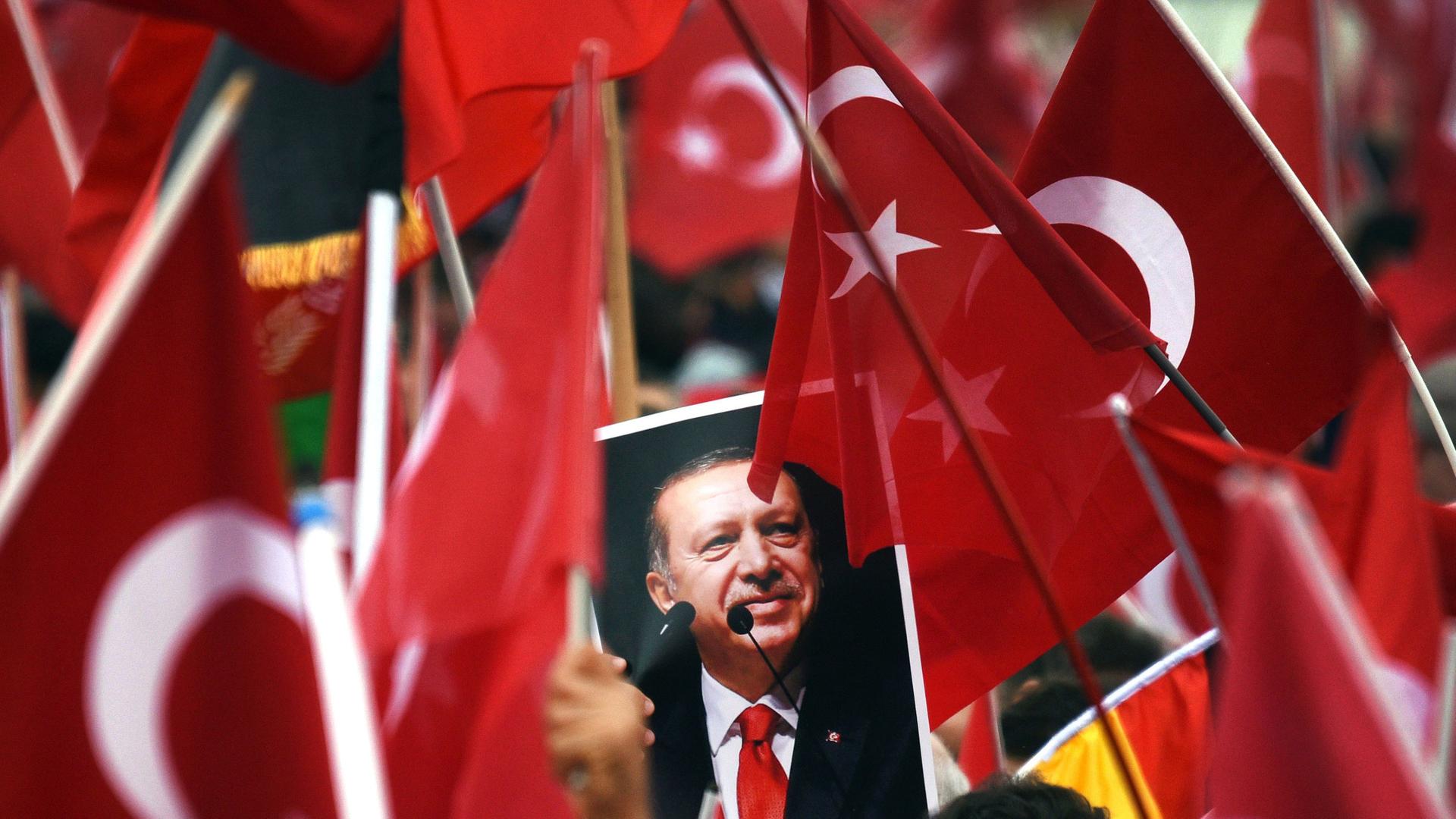 Fahnenmeer mit türkischen Fahnen und einem Bild von Präsidenten Erdogan