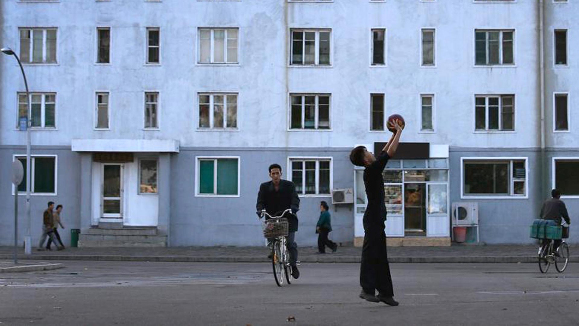 Mein Besuch in Nordkorea: Menschen vor einem Haus