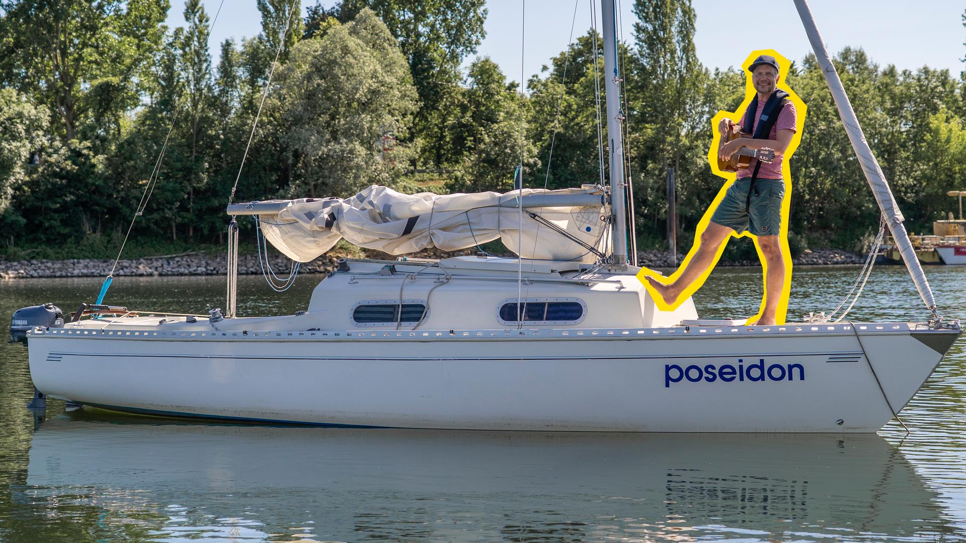 "Singalarm - SingDing auf hoher See": Herr Jan steht auf einem weißen Segelboot, das über einen Fluss fährt.
