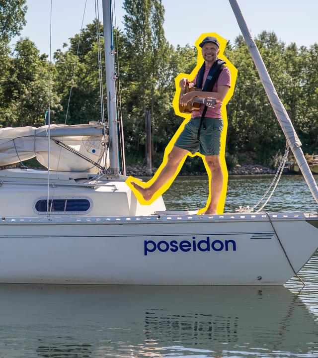 "Singalarm - SingDing auf hoher See": Herr Jan steht auf einem weißen Segelboot, das über einen Fluss fährt.