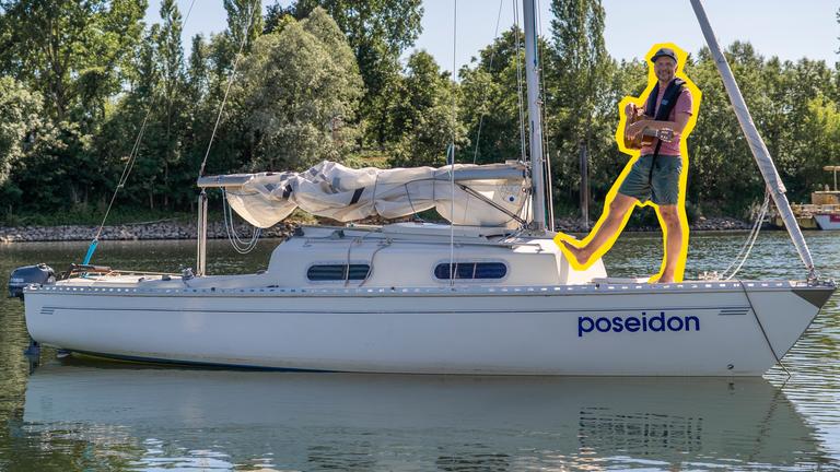 "Singalarm - SingDing auf hoher See": Herr Jan steht auf einem weißen Segelboot, das über einen Fluss fährt.