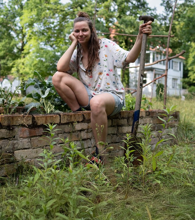 Julie zieht einen Bollerwagen durch ihren Garten.