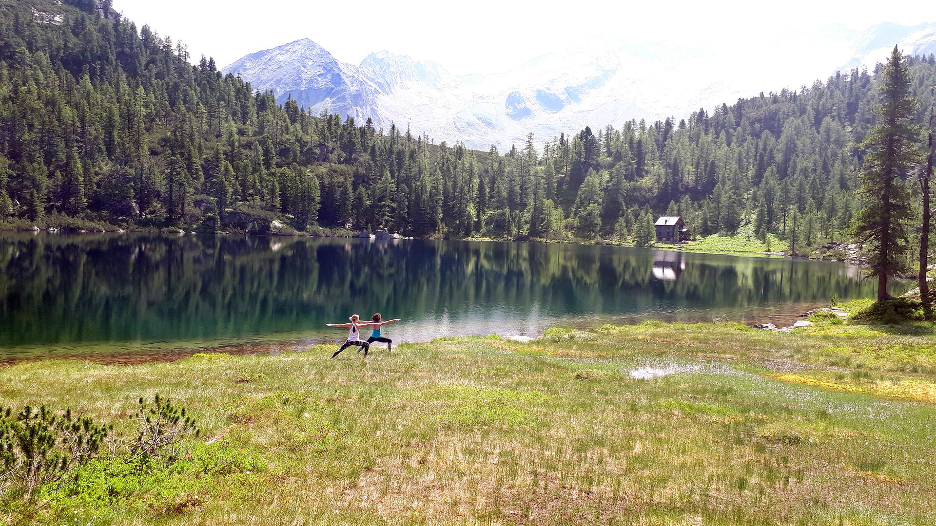 Zwei Frauen auf einer Wiese.