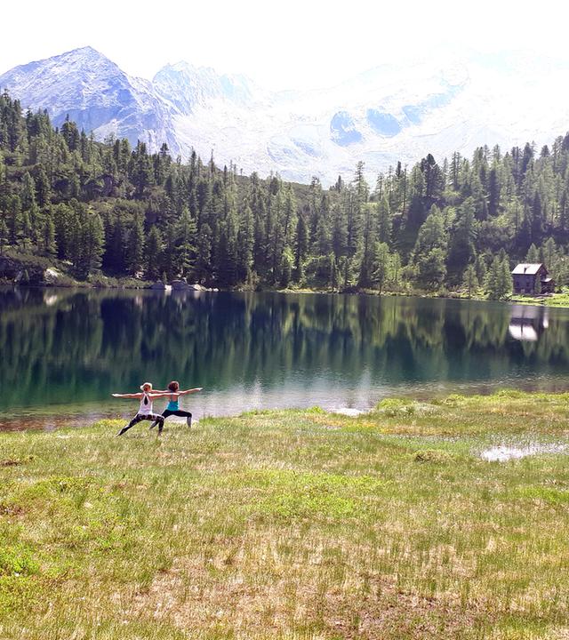 Zwei Frauen auf einer Wiese.