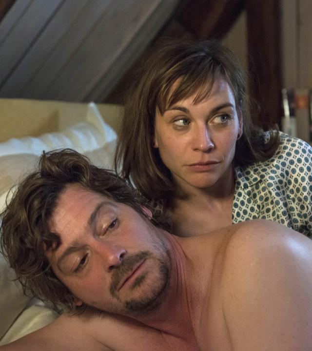 "Mein gebrauchter Mann": Fritz (Fritz Karl) und Sophie (Christiane Paul) liegen zusammen im Bett. Beide haben ihren Kopf nach links geneigt und schauen prüfend in dieselbe Richtung.