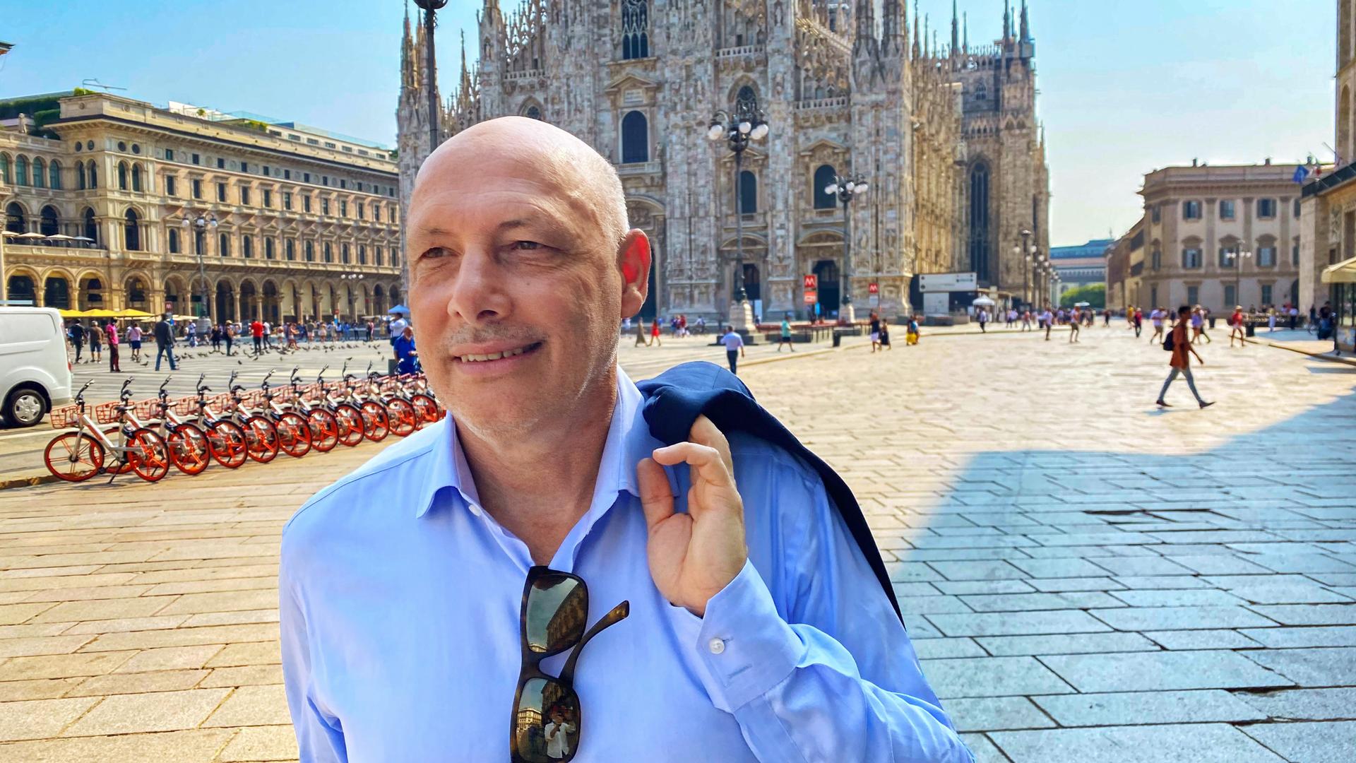 ZiB-Auslandschef Andreas Pfeifer vor dem Mailänder Dom