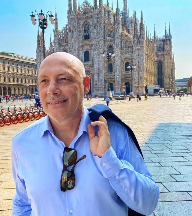 ZiB-Auslandschef Andreas Pfeifer vor dem Mailänder Dom