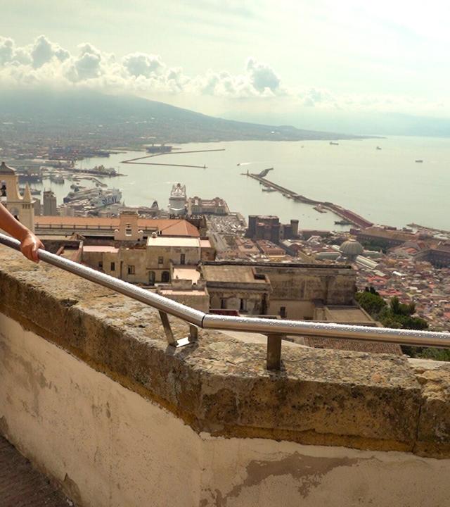 Cornelia Vospernik auf Castel Sant’Elmo über der Stadt