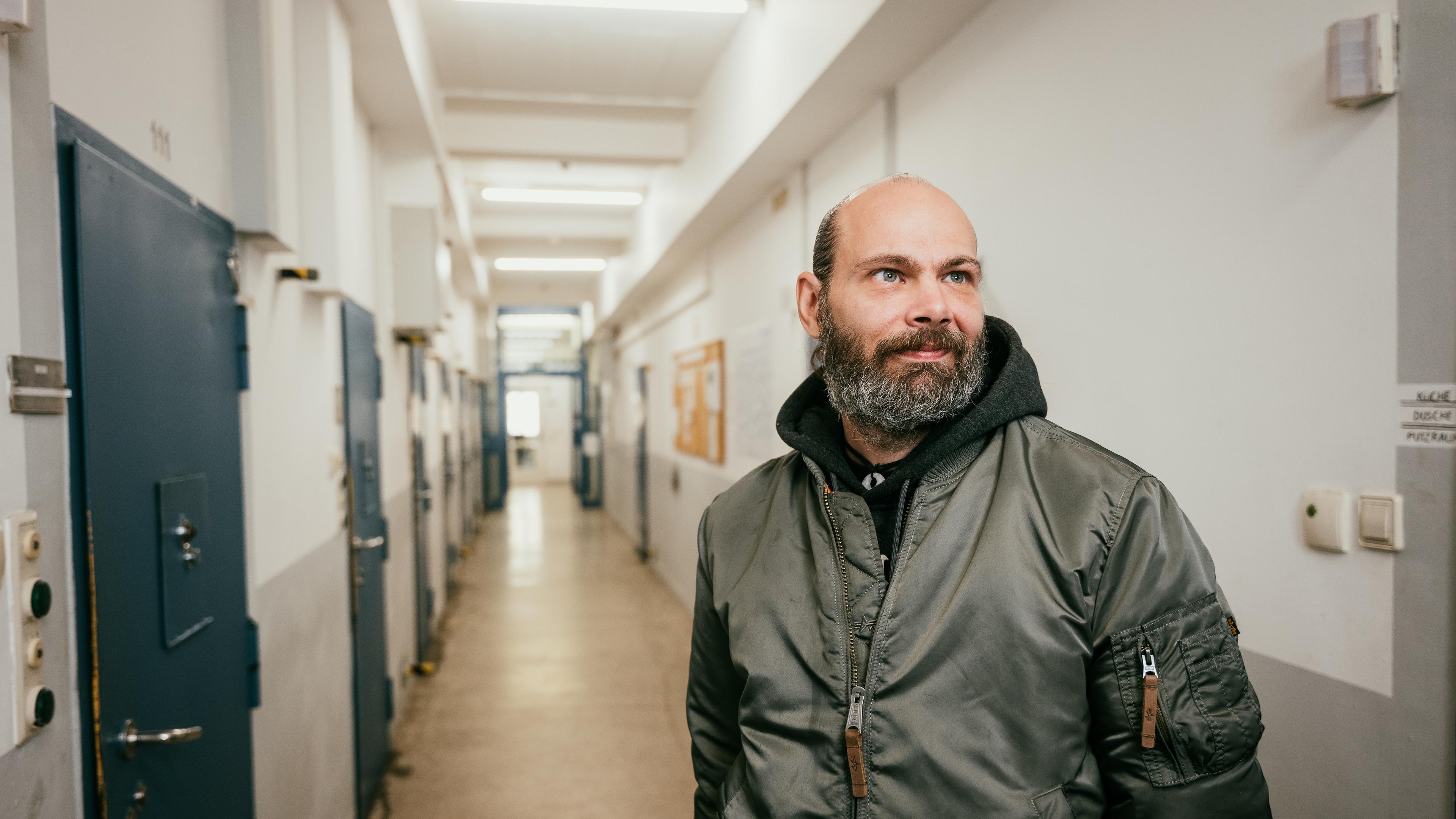 Thorsten steht im Gefängnisflur.