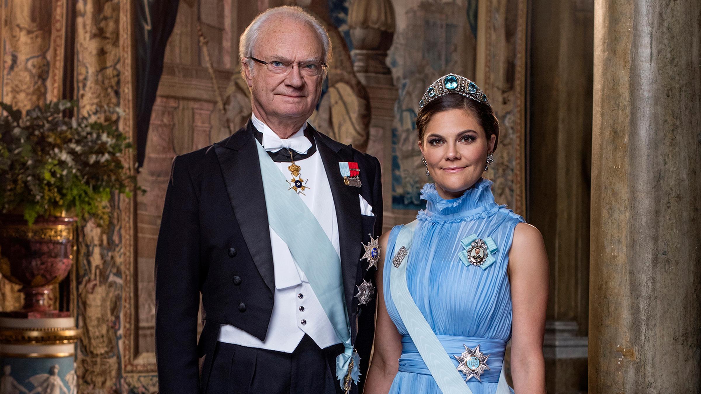 König Carl Gustaf von Schweden steht neben seiner Tochter Victoria.