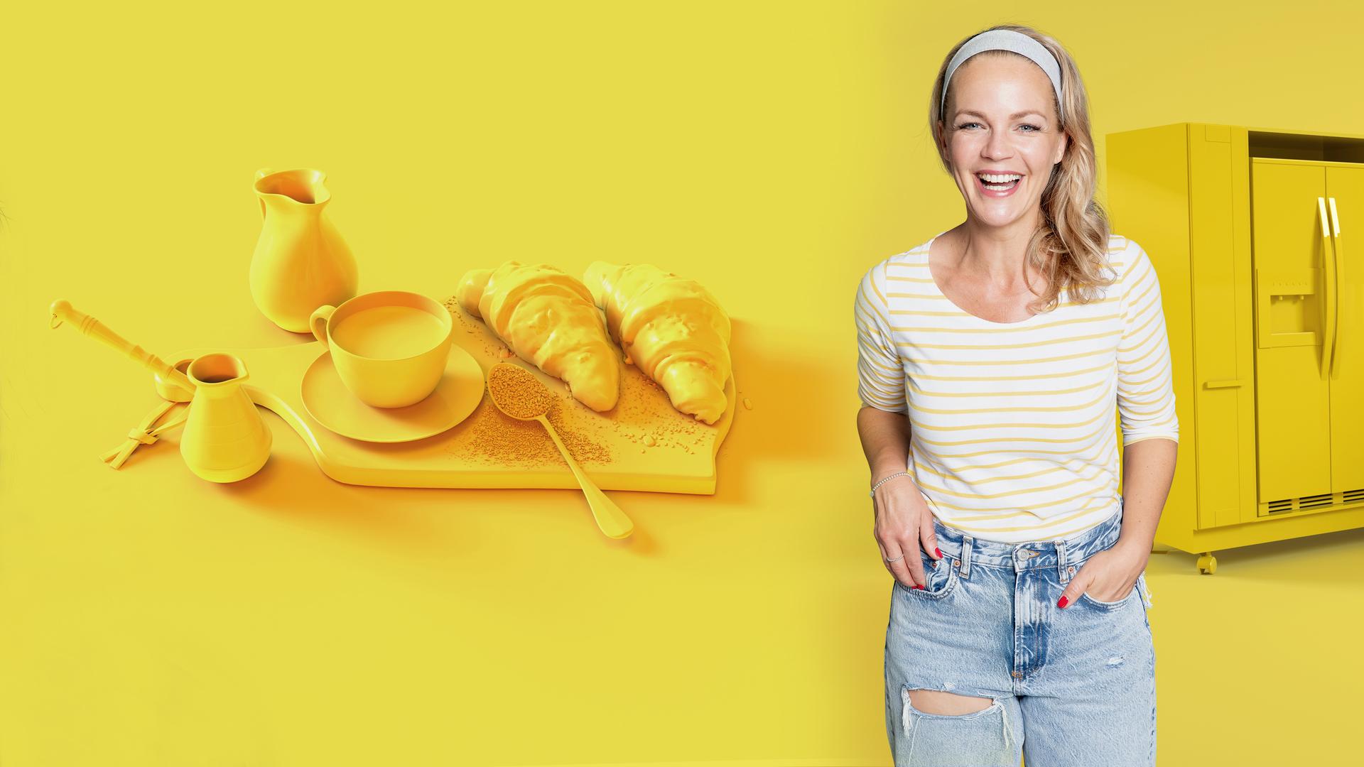 Eva Brenner in Nahaufnahme vor gelbem Hintergrund