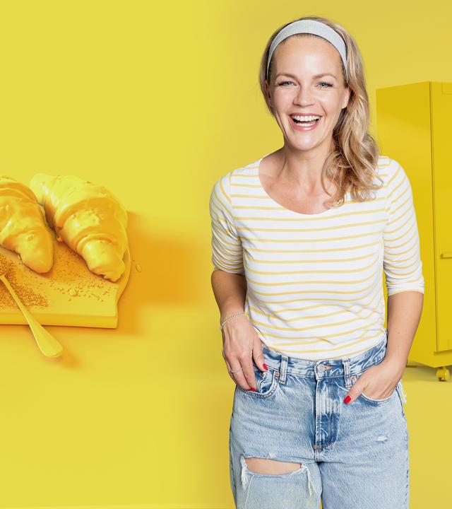 Eva Brenner in Nahaufnahme vor gelbem Hintergrund