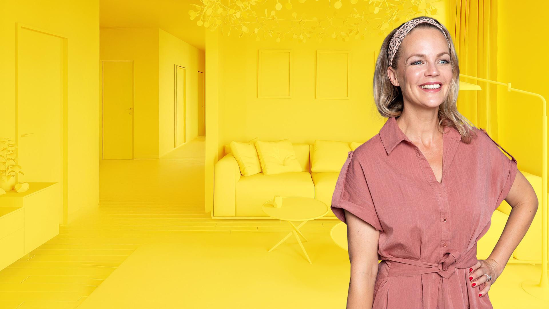 Eva Brenner, lächelnd, vor gelbem Hintergrund mit der 3D-Animation eines Wohnzimmers mit sehr breiter Couch.
