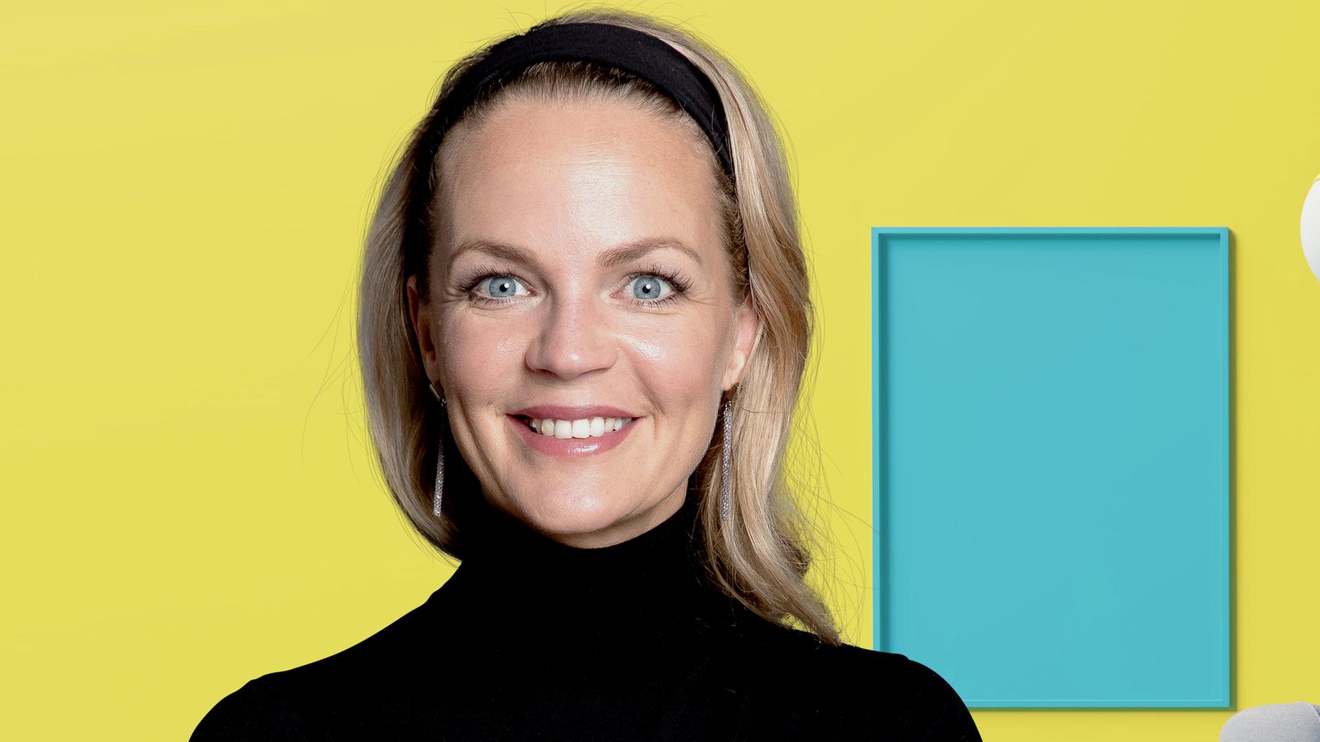 Eva Brenner vor gelb-blauem Hintergrund, rechts von ihr die Animation eines Wohnbereichs mit Stühlen, Bildern und Lampen.