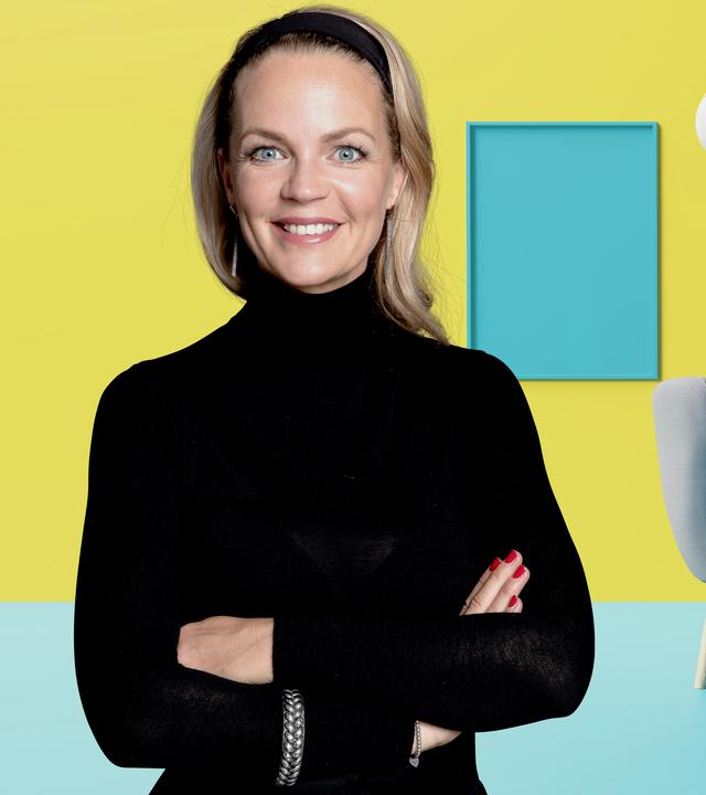 Eva Brenner vor gelb-blauem Hintergrund, rechts von ihr die Animation eines Wohnbereichs mit Stühlen, Bildern und Lampen.