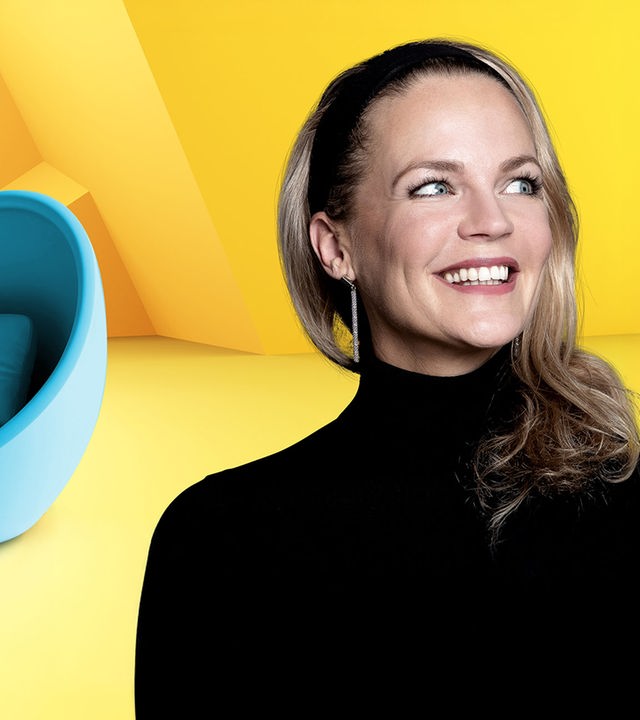 Eva Brenner im Portrait vor gelbem Hintergrund, links die Animation eines blauen Stuhls.