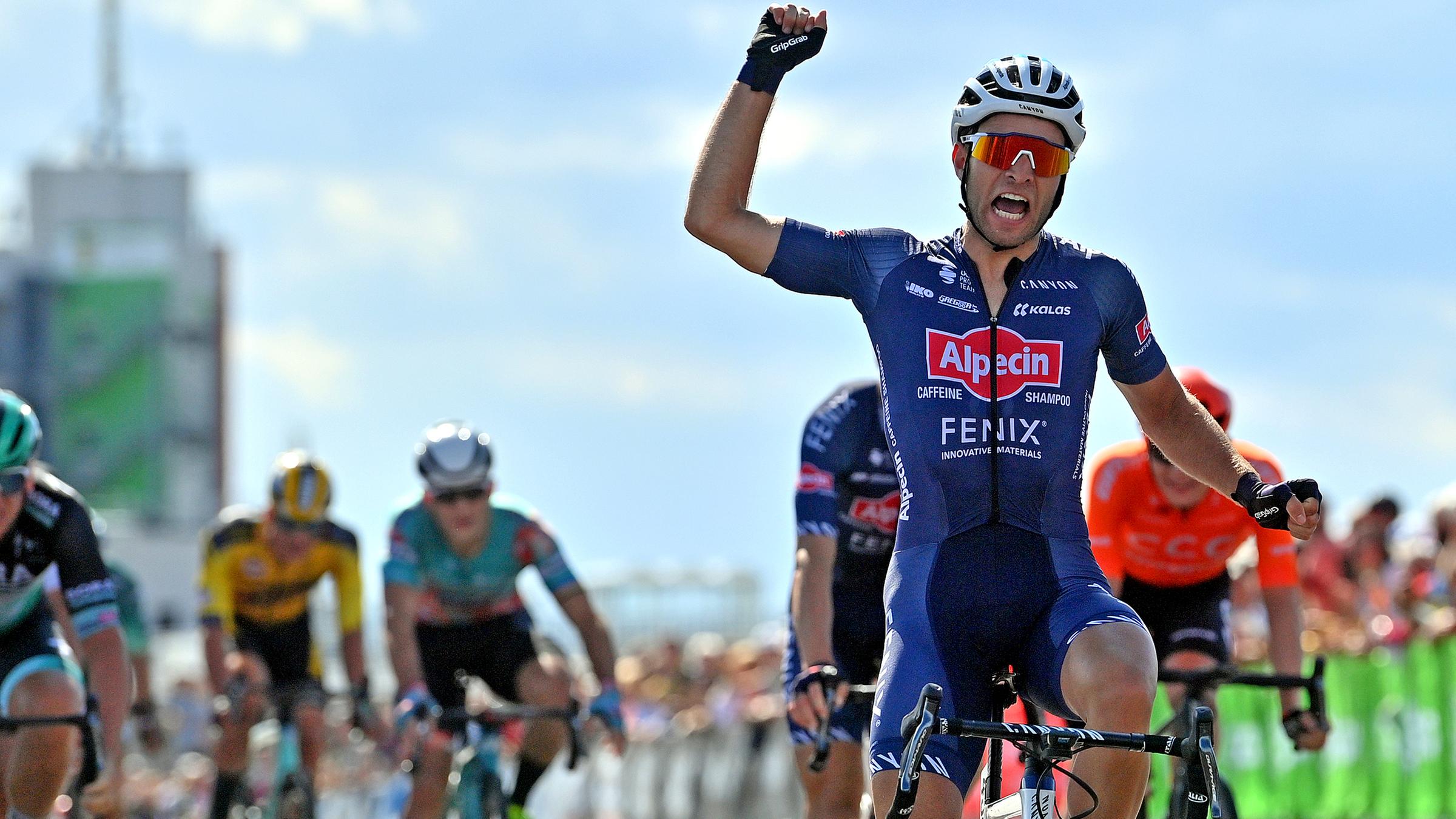 Marcel Meisen sitzt auf seinem Fahrrad und jubelt.