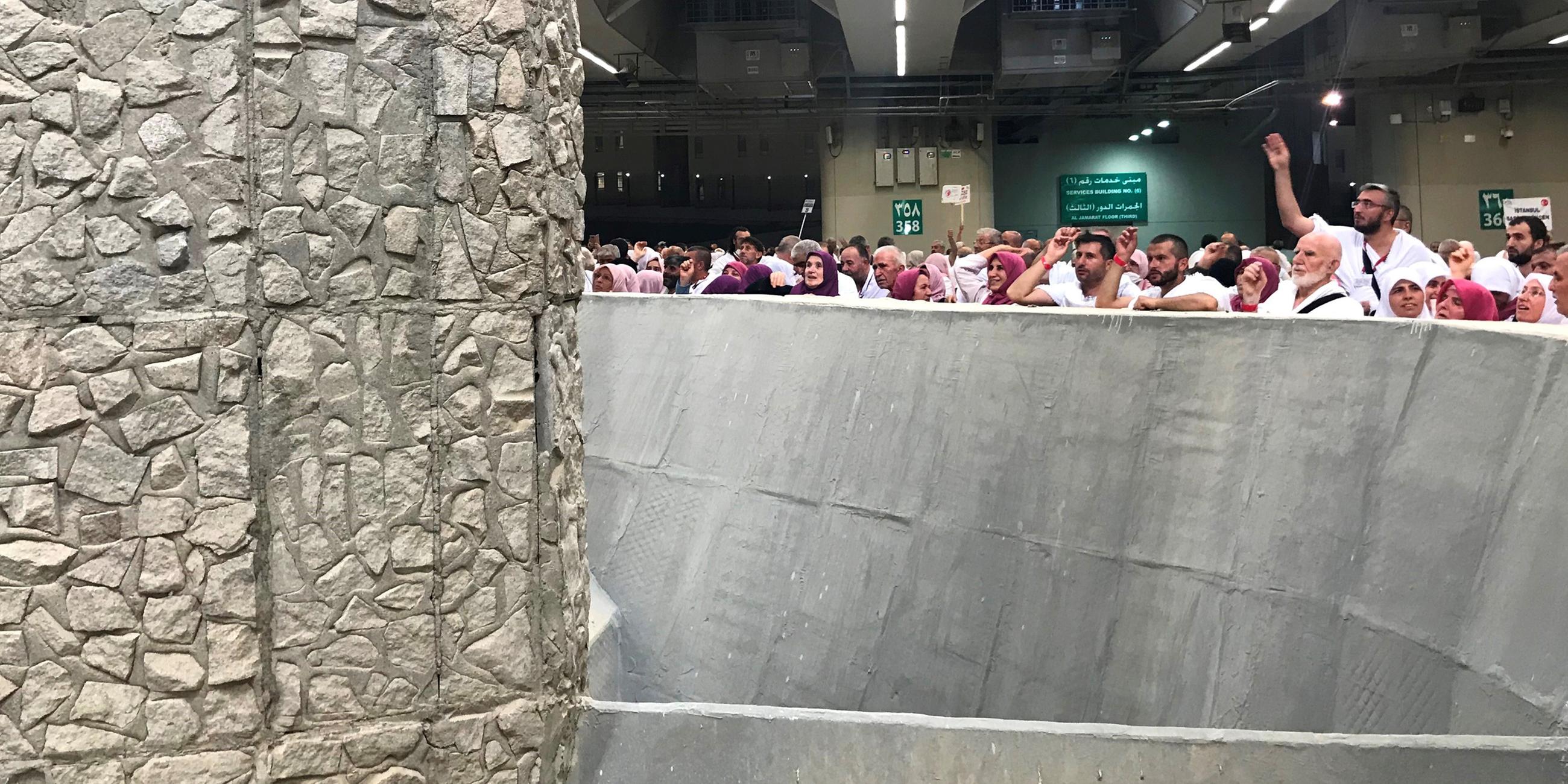 Pilger am 21.08.2018 in Mekka bei der "Steinigung des Teufels"