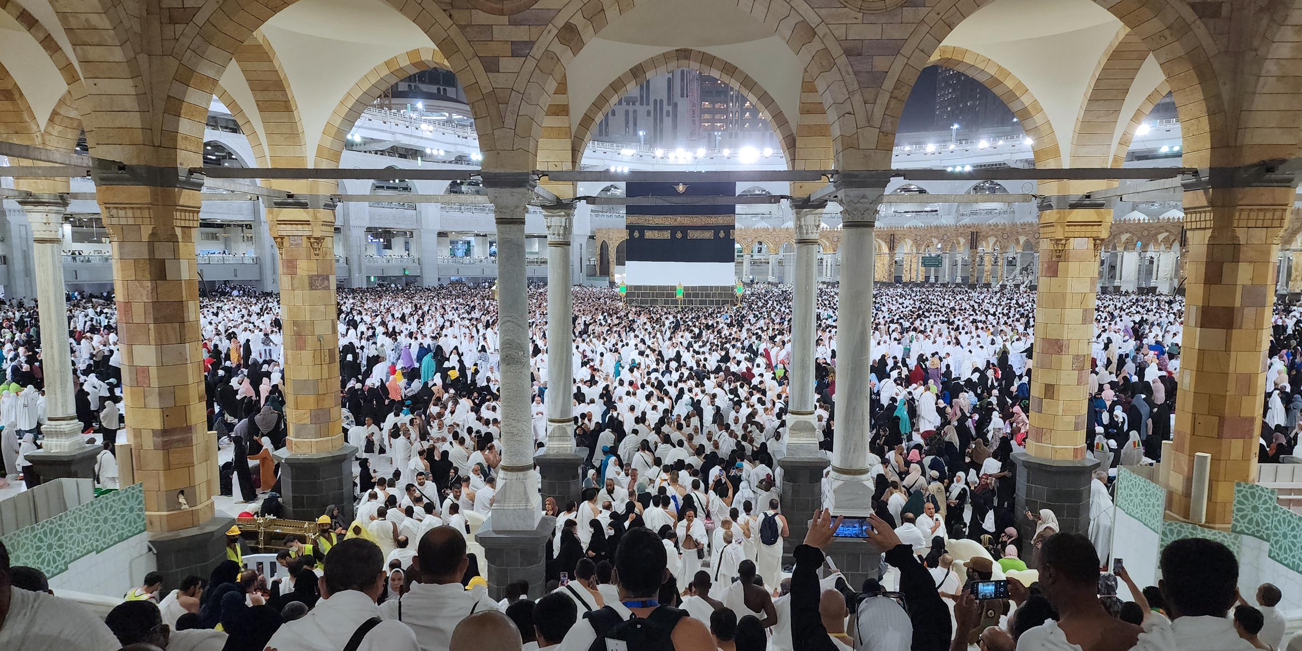 Muslime beten in der al-Haram-Moschee zur Vorbereitung der Hadsch-Pilgerreise 2023