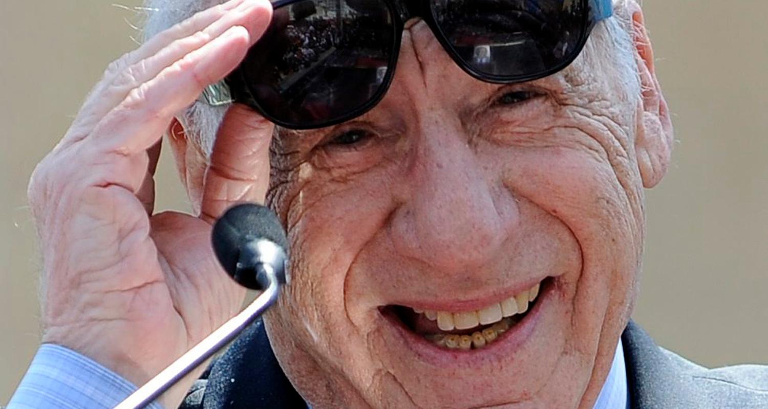 Mel Brooks grüßt mit iner Sonnenbrille in der Hand