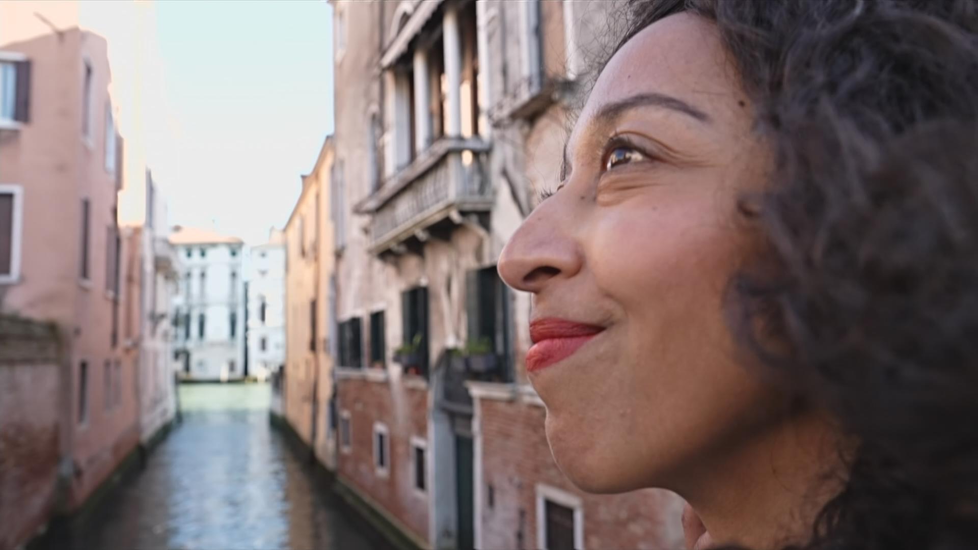 Autorin Melanie Raabe in Venedig