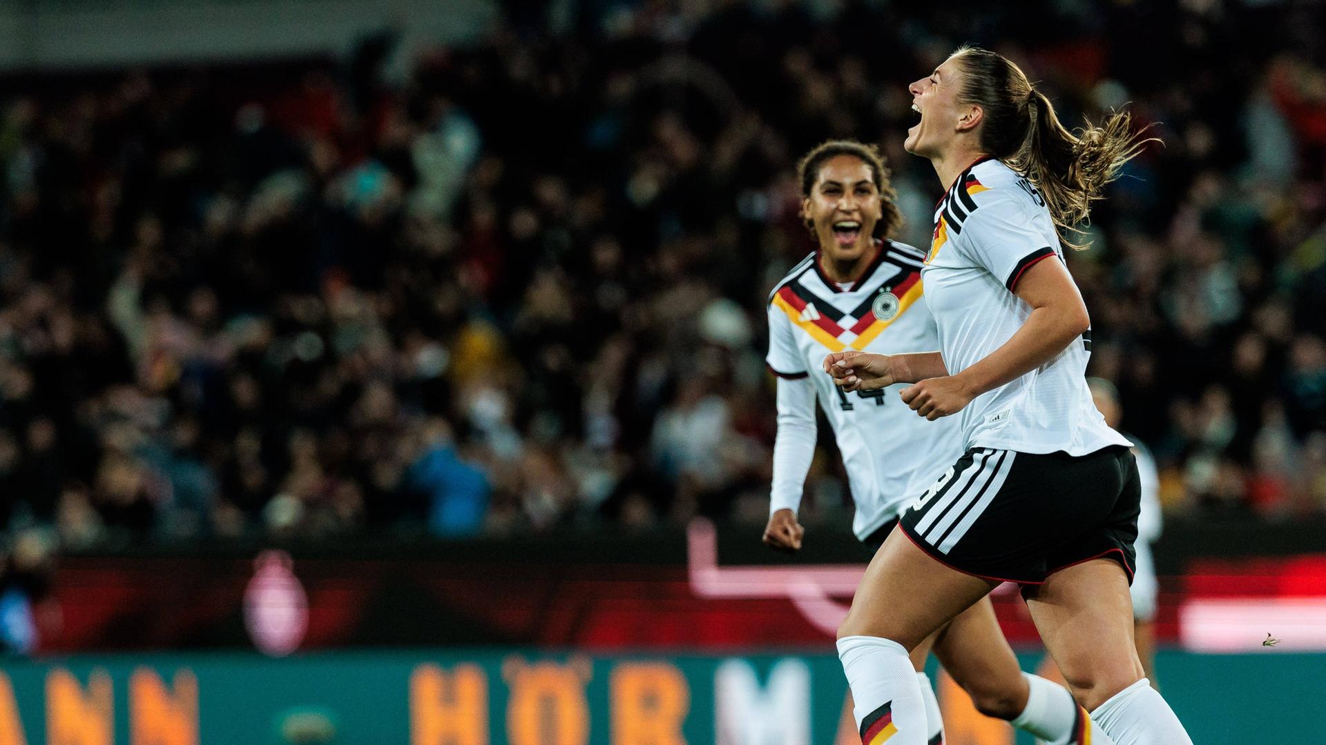 Melissa Kössler (rechts) jubelt über ihren zweiten Treffer gegen Australien. Nationalmannschaftskollegin Cora Zicai feiert mit.