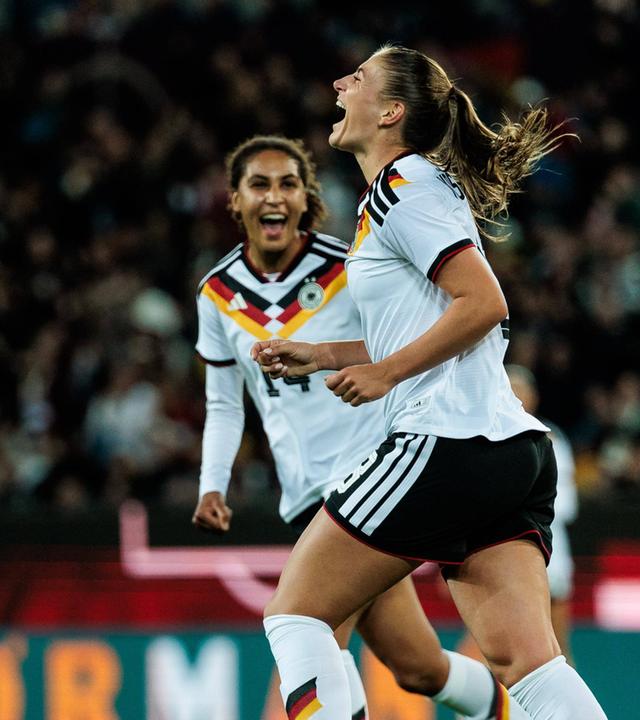 Melissa Kössler (rechts) jubelt über ihren zweiten Treffer gegen Australien. Nationalmannschaftskollegin Cora Zicai feiert mit.