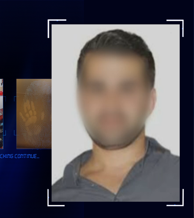 Portraitfoto eines Mannes. Das Gesicht wurde technisch verfremdet. Er hat dunkle kurze Haare und trägt eine gräuliches Hemd. Links daneben: Lichtschematische Darstellung eines Fingerabdrucks.