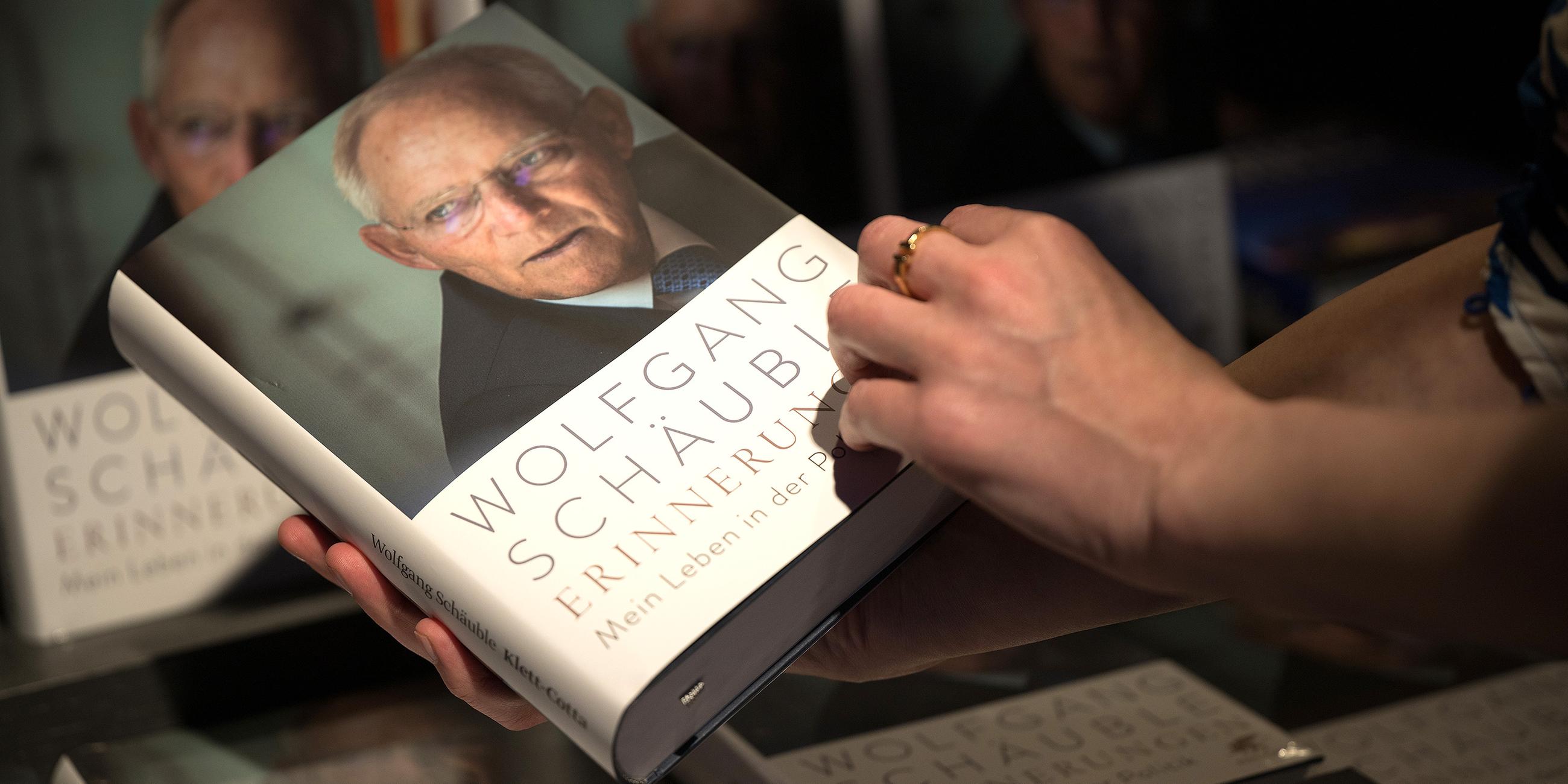 Jemand hält das Buch "Erinnerungen" von Wolfgang Schäuble in der Hand