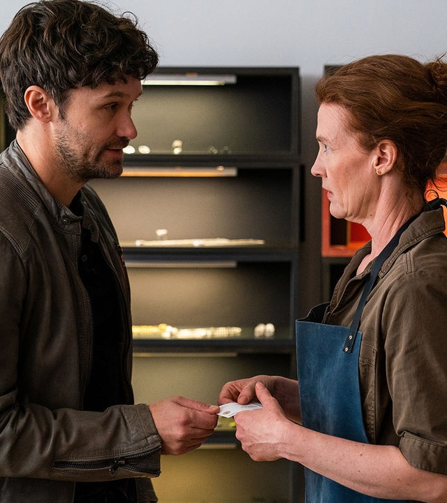 "Letzte Spur Berlin - Memory": Alex von Tal (Aleksandar Radenkovic) und Sarah Volkmann (Julika Jenkins) stehen sich in deren Atelier gegenüber und sehen sich in die Augen. Alex reicht Sarah seine Visitenkarte.