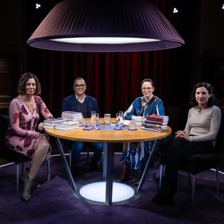 Eva Menasse, Ijoma Mangold, Thea Dorn und Juli Zeh sitzen am Tisch und schauen in die Kamera.