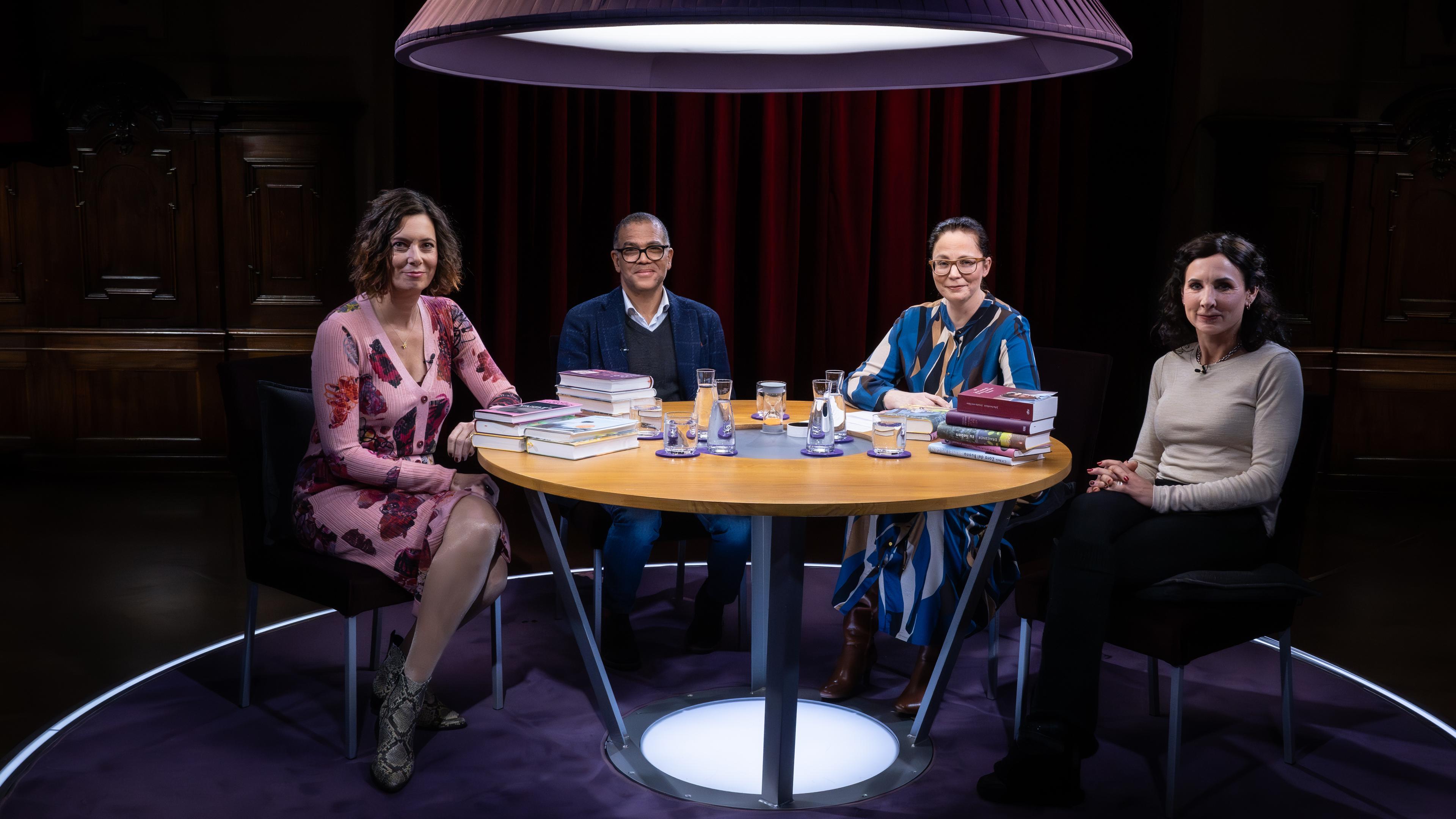 Eva Menasse, Ijoma Mangold, Thea Dorn und Juli Zeh sitzen am Tisch und schauen in die Kamera.