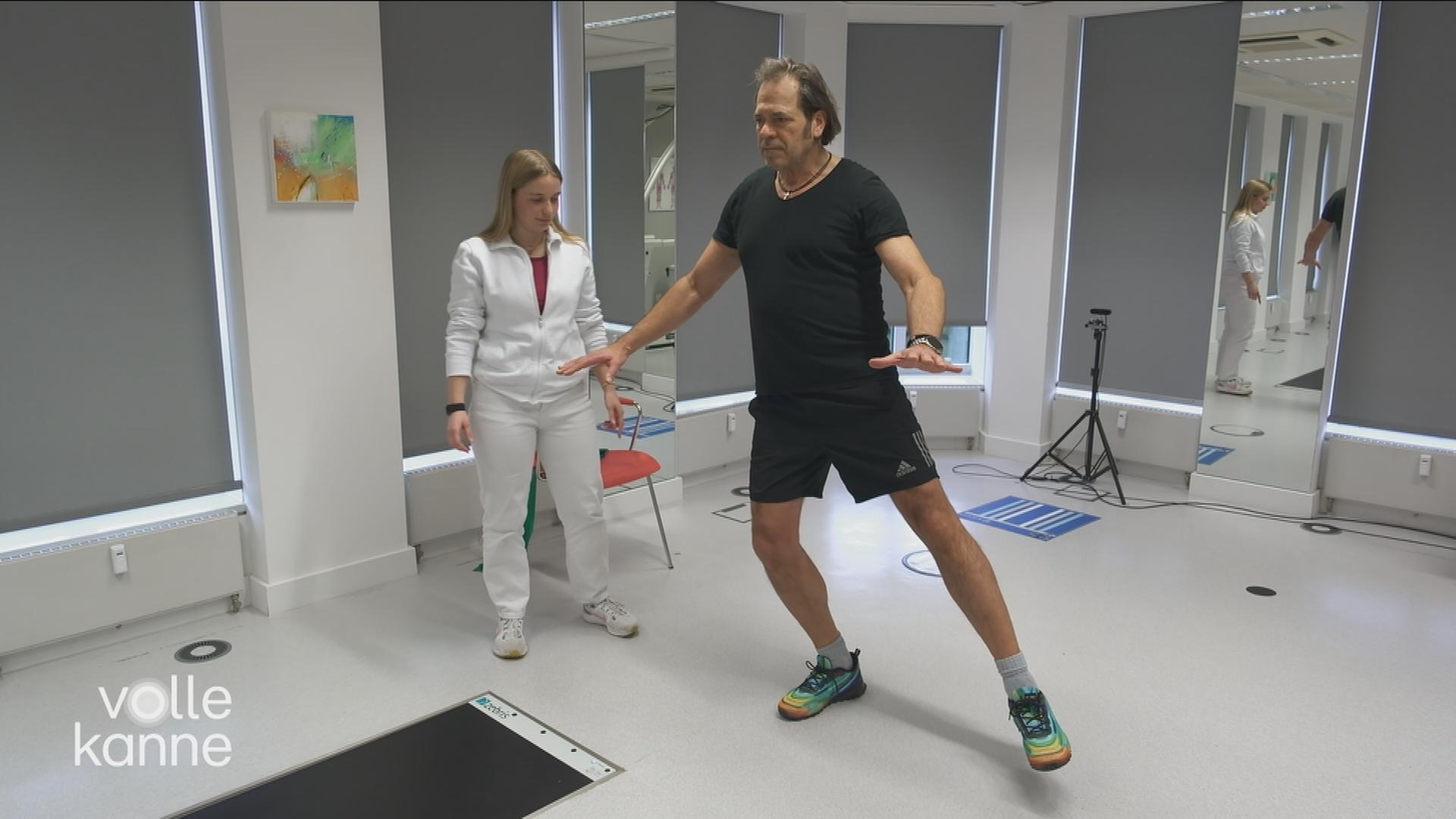 Patient trainiert in einem Behandlungsraum.