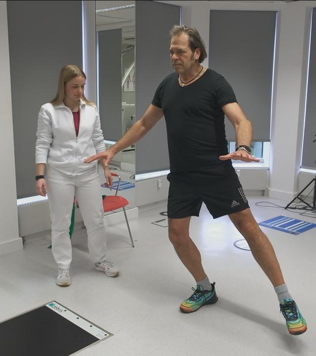 Patient trainiert in einem Behandlungsraum.