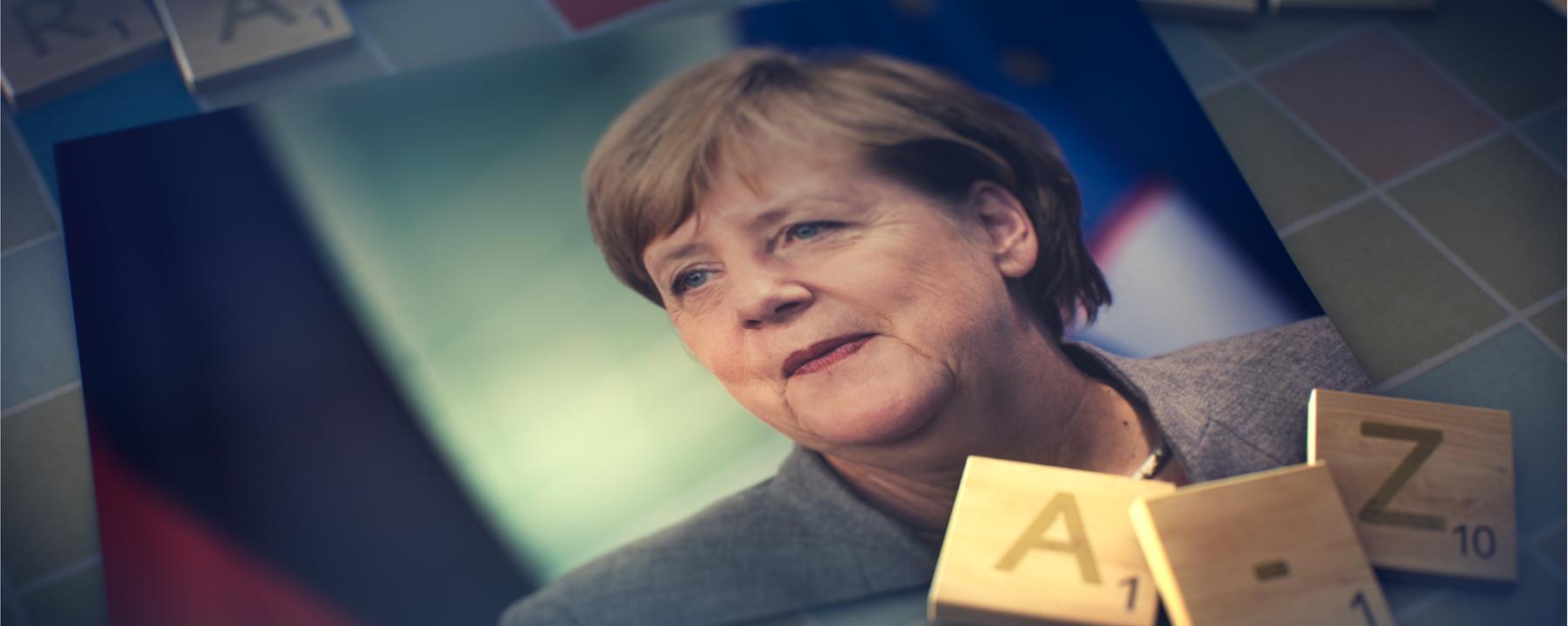 Montage: Aufnahme von Kanzlerin Angela Merkel, wie sie nach links schaut. Neben dem Foto liegen drei Wortspiel-Täfelchen mit den Buchstaben "A" und "Z" darauf.