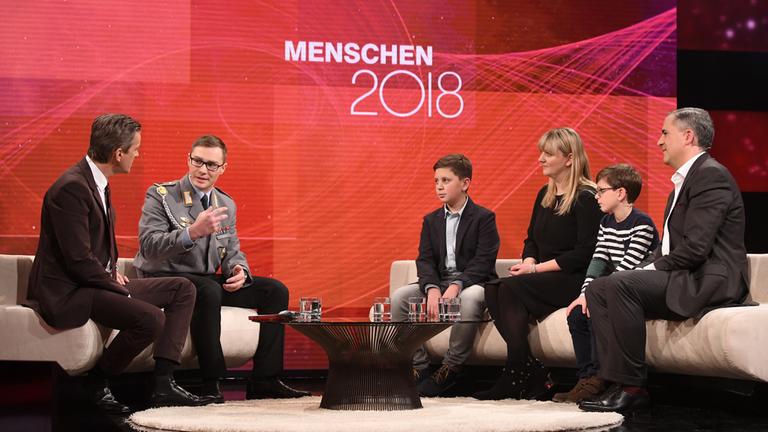 "Menschen 2018": Markus Lanz im Gespräch mit dem Retter Tim Stieding sowie dem elfjährigen Geretteten Leonhard Försch mit seiner Mutter Melanie Förch, seinem Vater Christian Försch und seinem Bruder Linus.