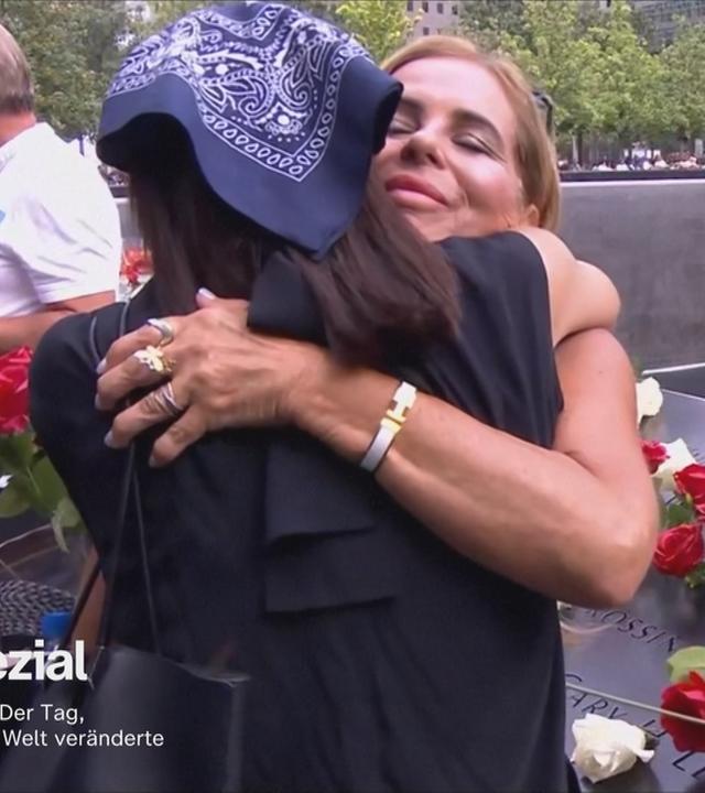 Menschen umarmen sich am Memorial 9-11