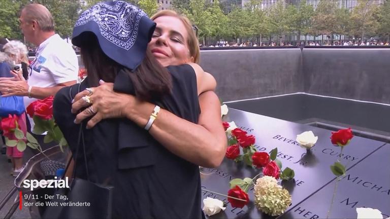 Menschen umarmen sich am Memorial 9-11