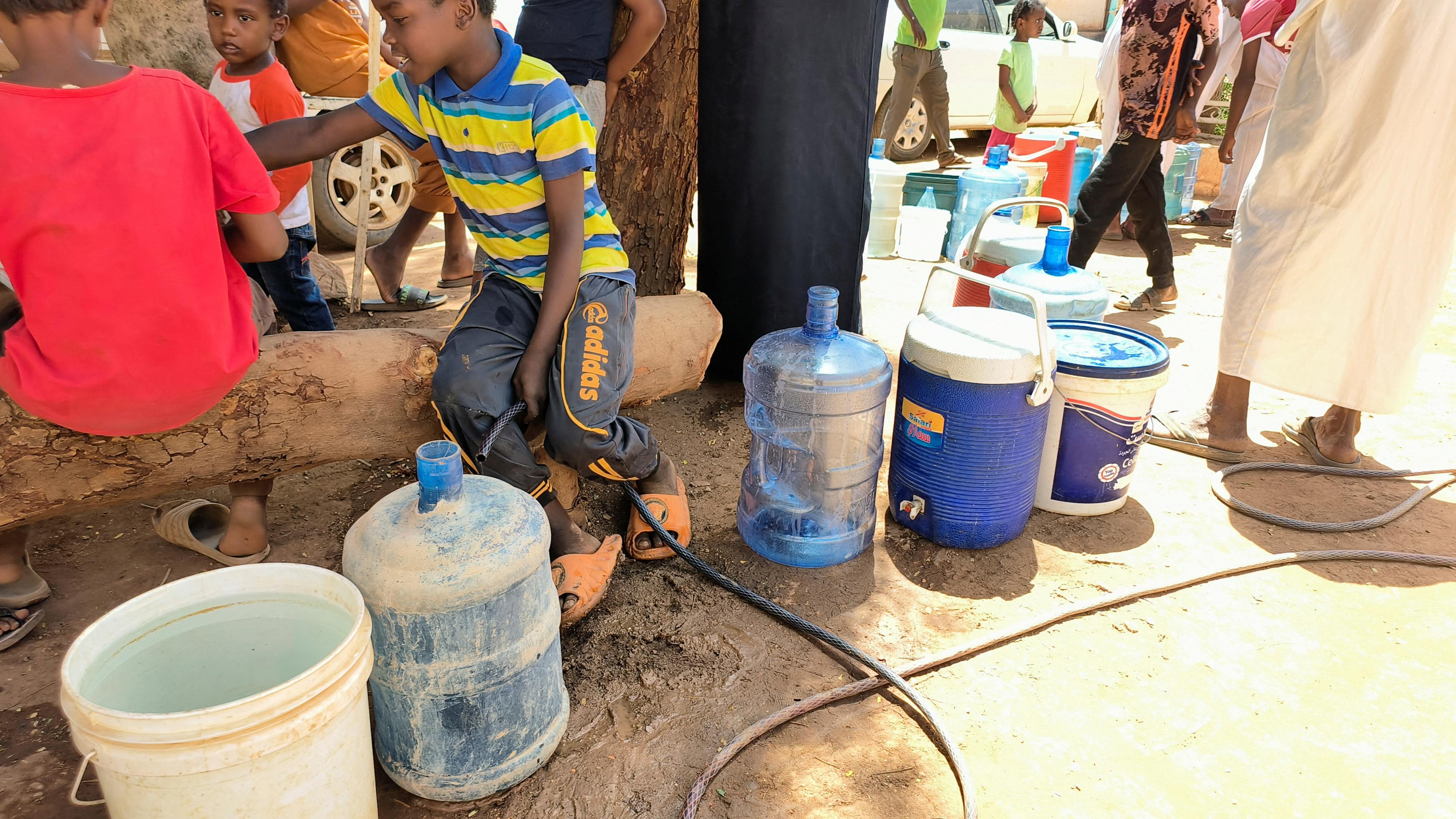 Menschen suchen nach Wasser in Khartoum, Sudan