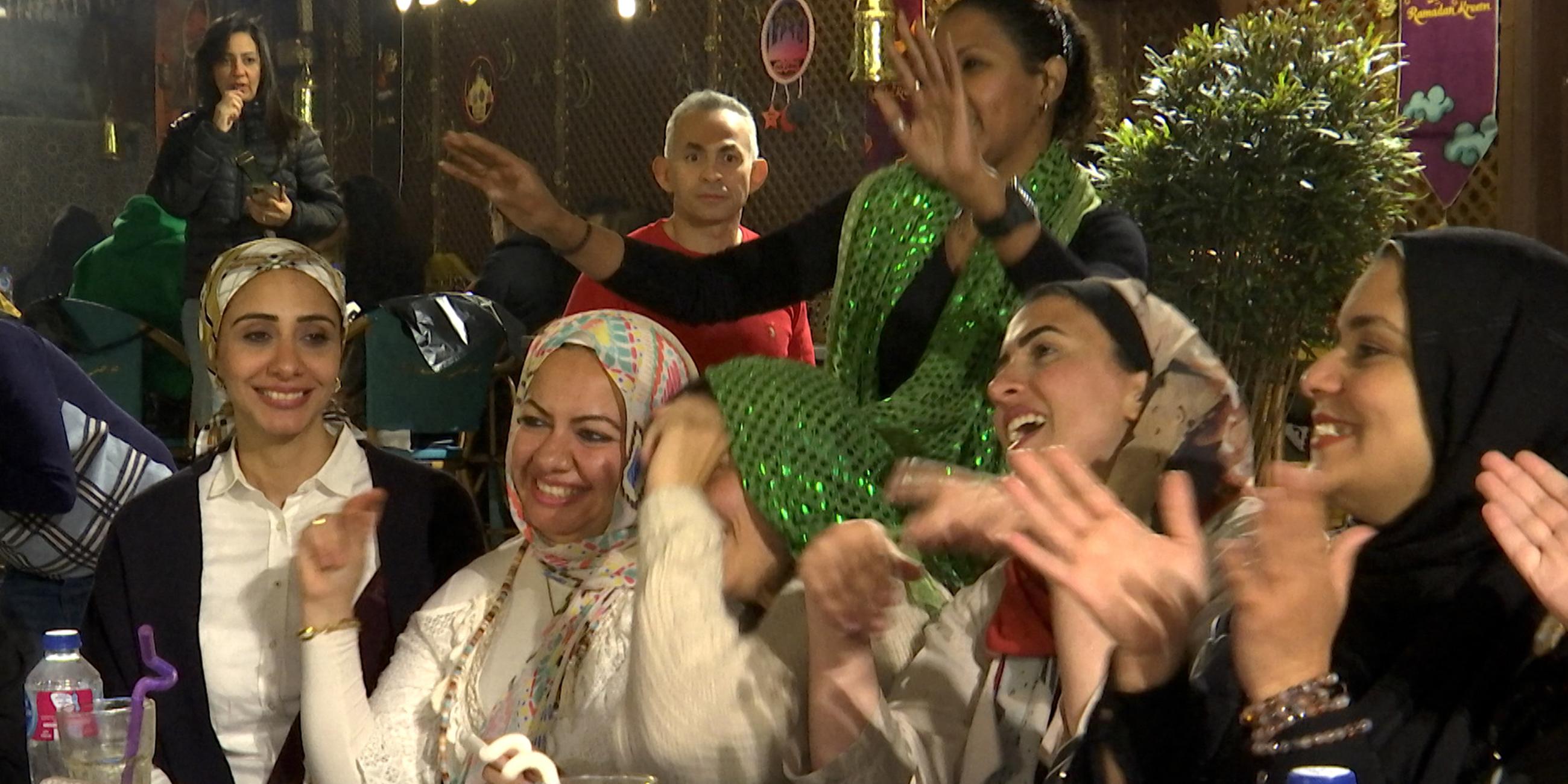 Menschen tanzen auf den Straßen von Kairo
