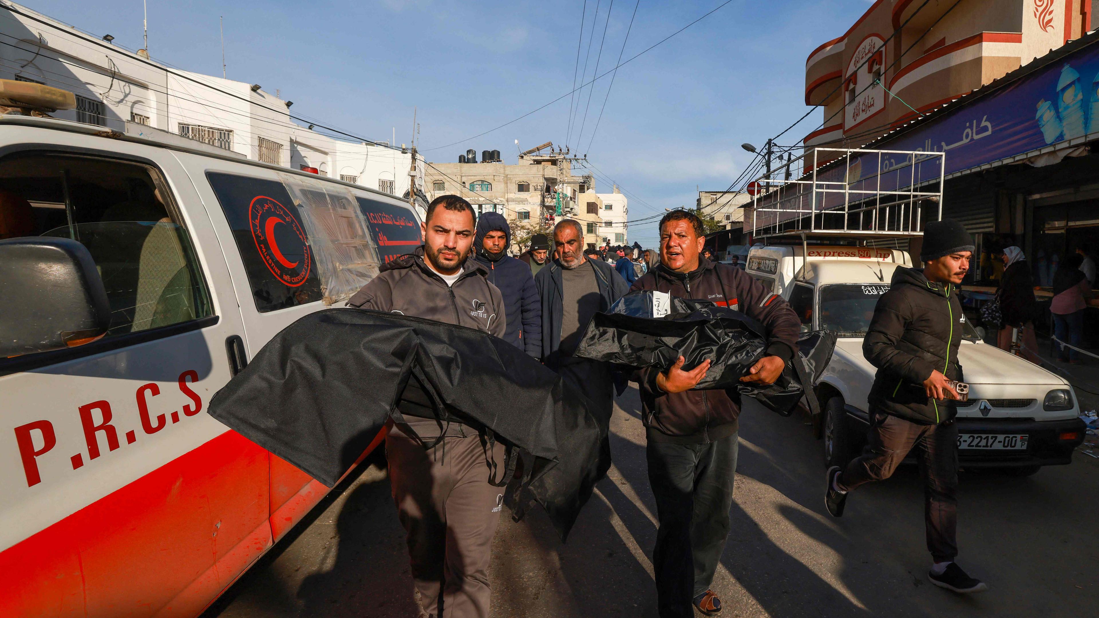 Menschen tragen Leichen ihrer Angehörigen, die während der israelischen Bombardierung des Al-Najar-Krankenhauses in Rafah im südlichen Gazastreifen am 12. 02. 2024 getötet wurden