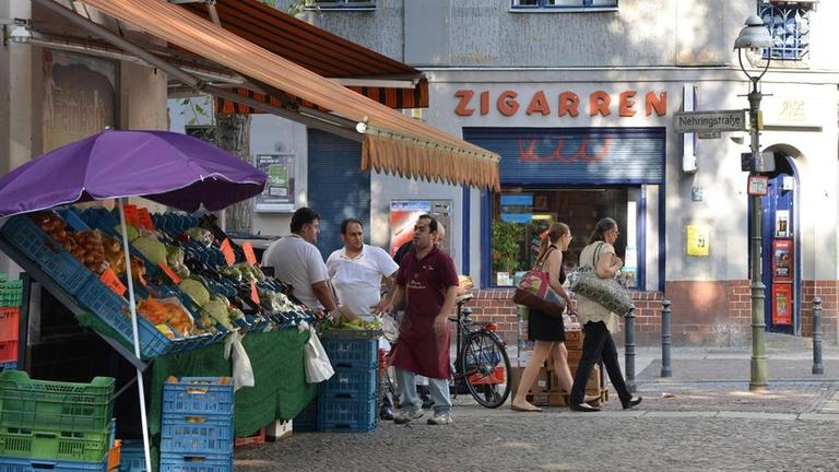 Menschen vor einem türkischen Geschäft in Berlin