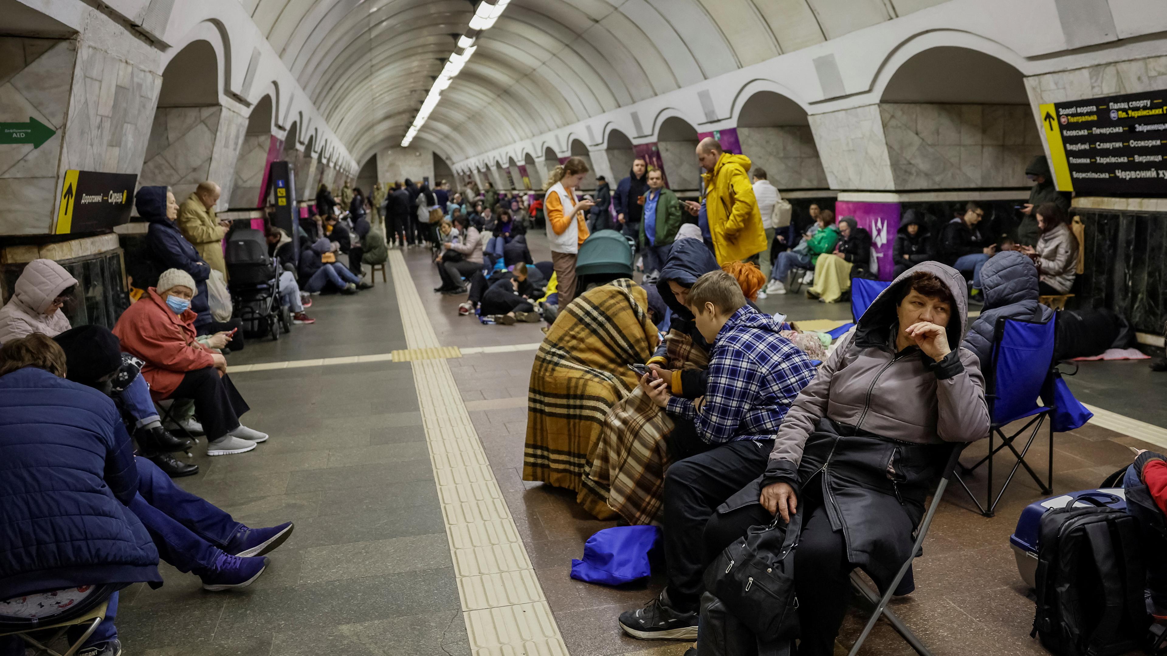 Während eines russischen Raketenangriffs, inmitten der russischen Angriffe auf die Ukraine, in Kiew, Ukraine, am 11. 04 2024, suchen Menschen Zuflucht in einer U-Bahn-Station. 