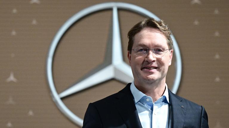 Ola Källenius, Vorstandsvorsitzender der Mercedes-Benz Group AG, steht vor der Bilanz-Pressekonferenz vor einem Mercedes-Benz Markenlogo
