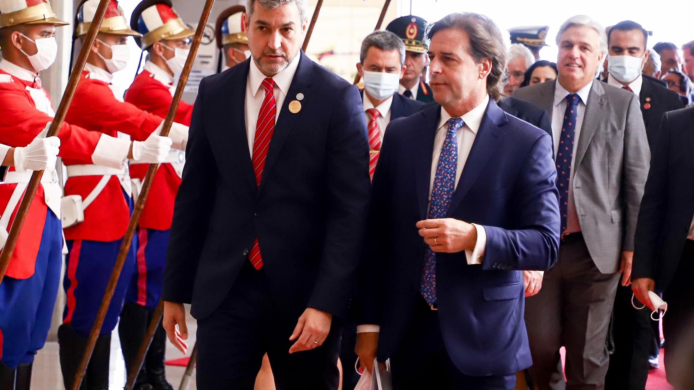 Der Präsident von Uruguay, Luis Lacalle Pou (C), kommt zusammen mit dem paraguayischen Präsidenten Mario Abdo Benitez (L) am Gipfel der Leiter des Staates Mercosur und der assoziierten Staaten im Conmebol Convention Center in Luque, Paraguay, am 21.07.2022.
