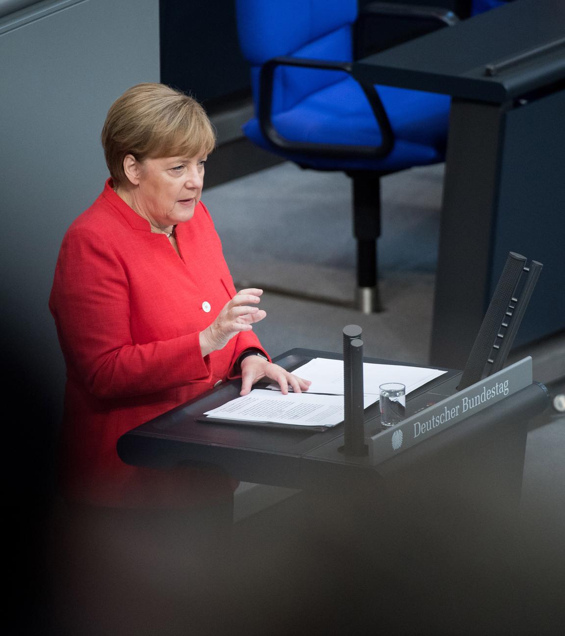 Angela Merkel am Rednerpult im Bundestag