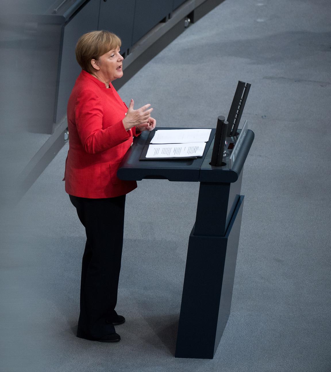 Angela Merkel im Bundestag am Rednerpult