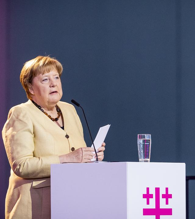 Altkanzlerin Angela Merkel (CDU) spricht auf dem 39. Deutschen Evangelischen Kirchentag, der vom 30.04. bis 04.05.2025 in Hannover stattfindet. 